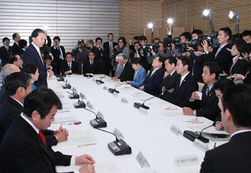 障がい者制度改革推進本部であいさつする鳩山総理の写真２