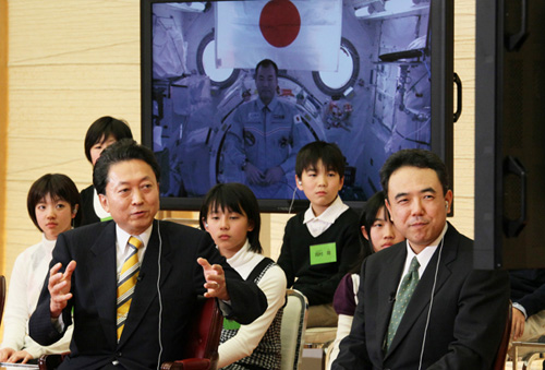 野口宇宙飛行士と交信する鳩山総理の写真１