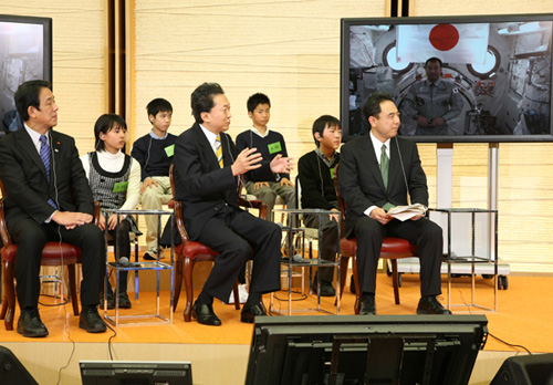 野口宇宙飛行士と交信する鳩山総理の写真２