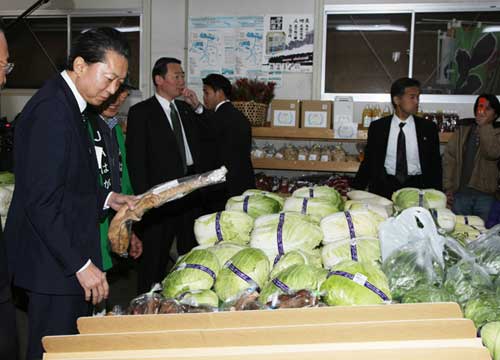 「ＪＡはが野益子フレッシュ直売所」を視察する鳩山総理