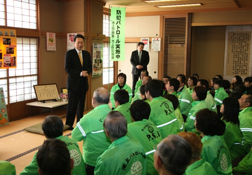 ＰＳＩ池上自主防犯パトロール隊と懇談する鳩山総理の写真