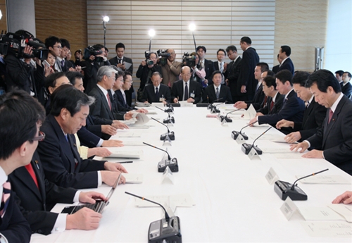 月例経済報告等に関する関係閣僚会議に出席する鳩山総理の写真２