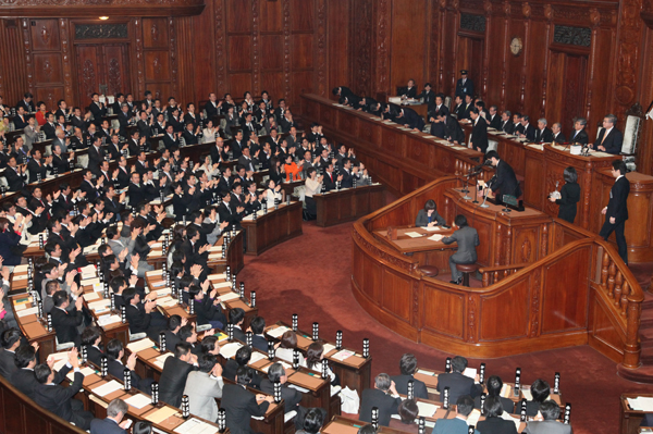 衆議院本会議で一礼する鳩山総理の写真３