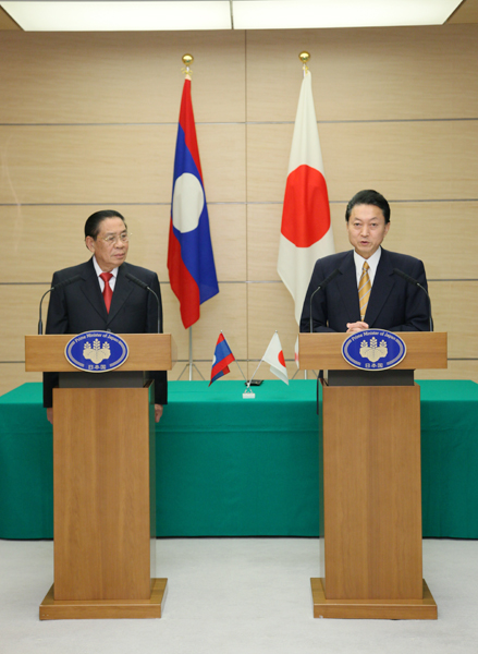 共同記者発表を行うチュンマリー国家主席と鳩山総理の写真