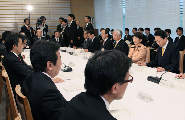 月例経済報告等に関する関係閣僚会議に出席する鳩山総理の写真４