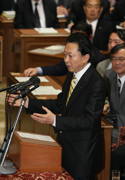 国家基本政策委員会合同審査会（党首討論）に臨む鳩山総理の写真３