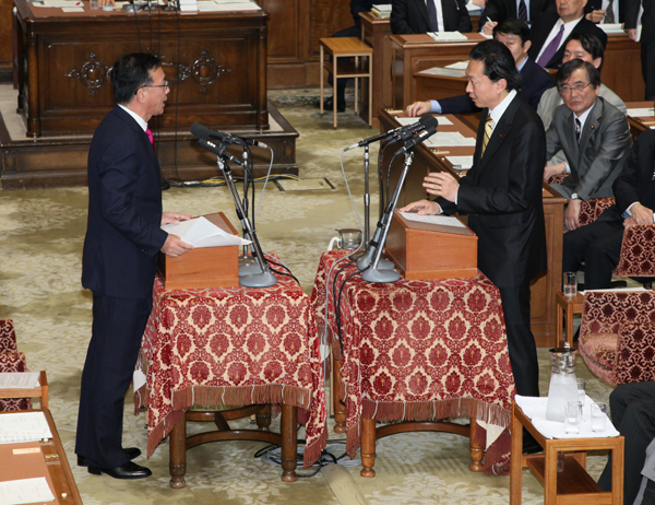 国家基本政策委員会合同審査会（党首討論）に臨む鳩山総理の写真２