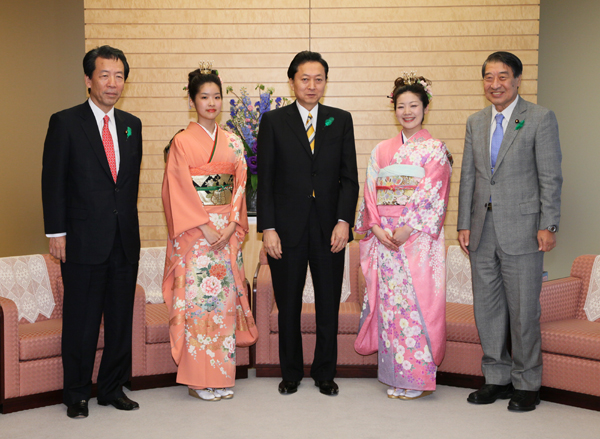 平野官房長官らと共に日本さくらの女王の表敬訪問を受けた鳩山総理の写真