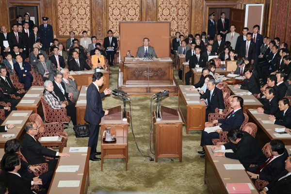 国家基本政策委員会合同審査会（党首討論）に臨む鳩山総理の写真１