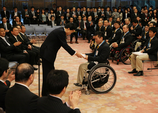 狩野選手に記念品を贈呈する鳩山総理の写真