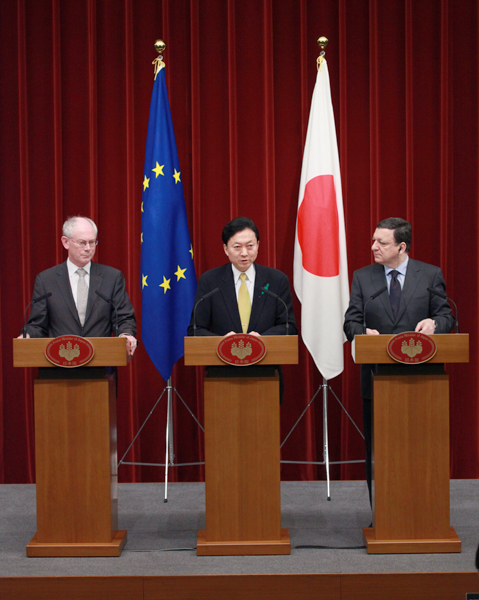 日・ＥＵ協同記者会見に臨む首脳の写真