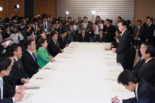 基本的対処方針を示す鳩山総理の写真２