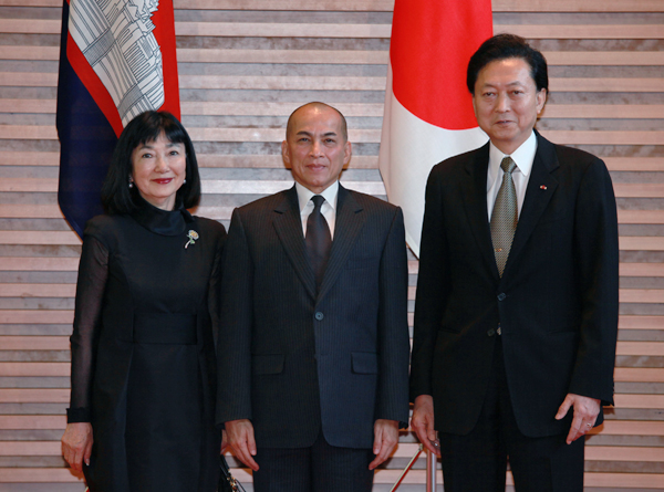 ノロドム・シハモニ国王陛下と記念撮影する鳩山総理夫妻の写真１