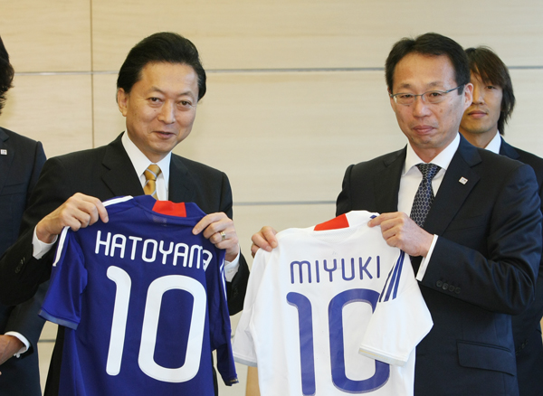 ２０１０ＦＩＦＡワールドカップ日本代表の表敬を受ける鳩山総理の写真２