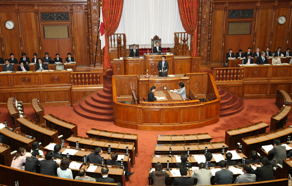 参議院本会議で答弁する菅総理の写真１