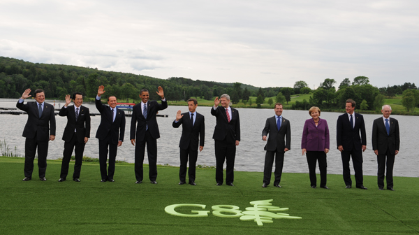 Ｇ８首脳集合写真撮影に臨む参加国首脳の写真