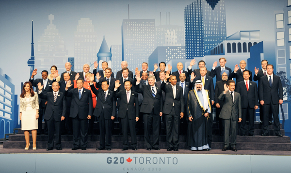 Ｇ２０首脳集合写真撮影に臨む参加国首脳の写真