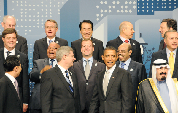 Ｇ２０首脳集合写真撮影に臨む菅総理の写真