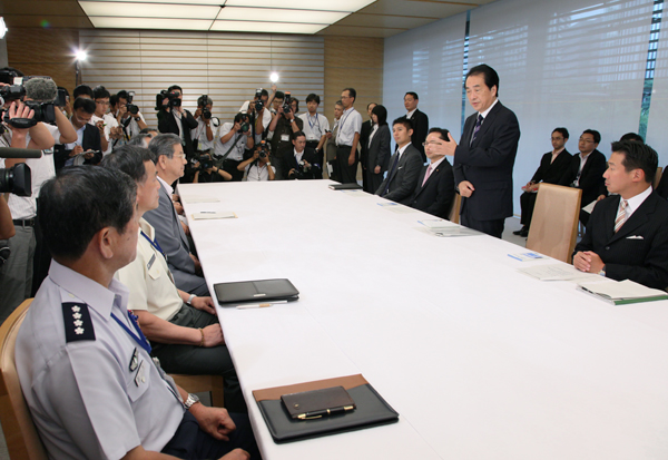 自衛隊各幕僚長等との意見交換であいさつをする菅総理の写真１