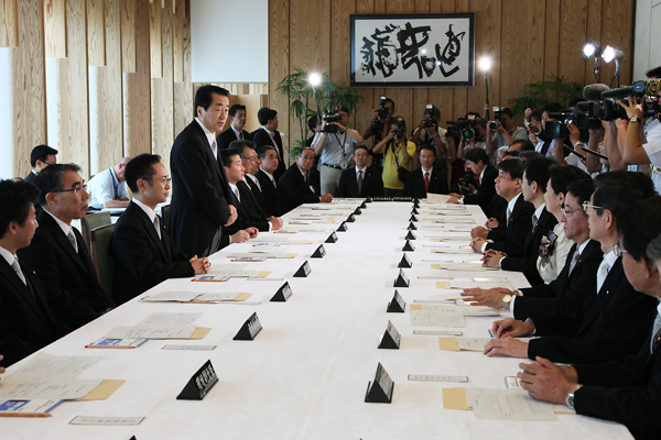 初副大臣会議であいさつを述べる菅総理の写真