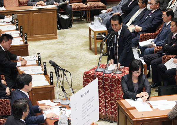 衆議院予算委員会で答弁する菅総理の写真１