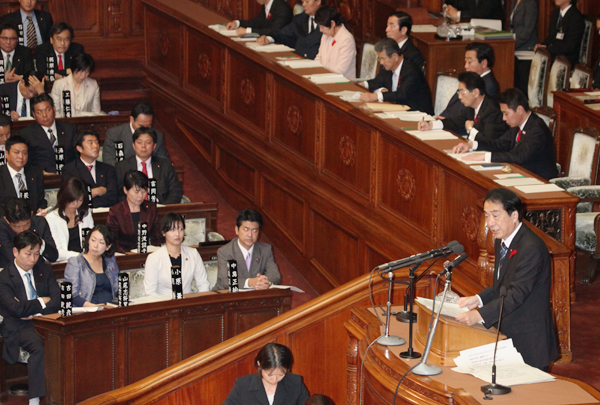 衆議院本会議で所信表明演説を行う菅総理の写真１