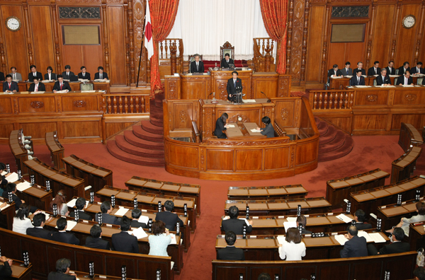 参議院本会議で所信表明演説を行う菅総理の写真２