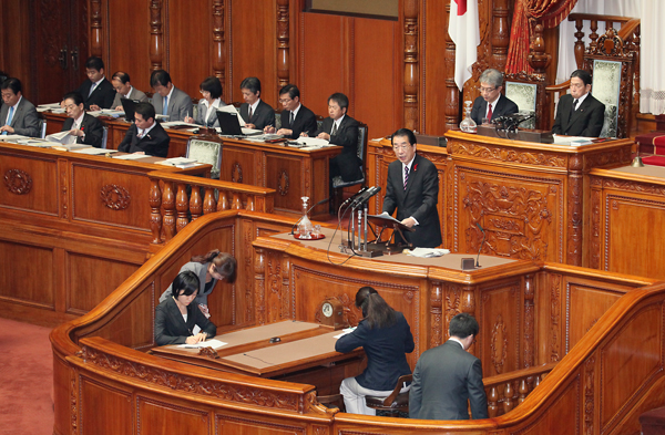 参議院本会議で答弁する菅総理１