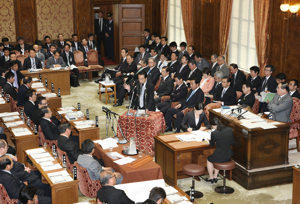 衆議院予算委員会で答弁する菅総理２