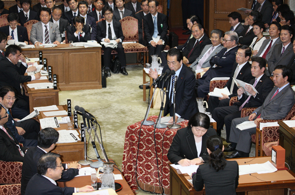 衆議院予算委員会で答弁する菅総理の写真１