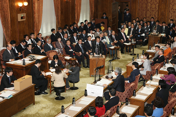 参議院予算委員会で答弁する菅総理１