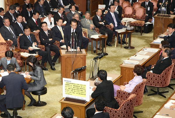 参議院決算委員会で答弁する菅総理１