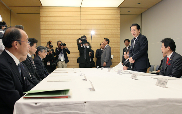 硫黄島における遺骨収集のための特命チーム会合であいさつをする菅総理