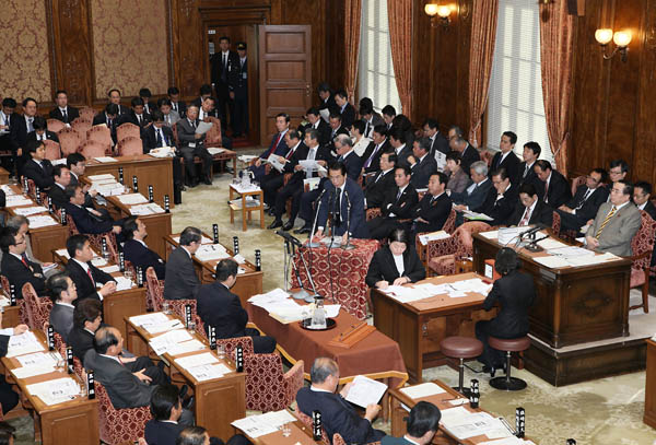 衆議院予算委員会で答弁する菅総理３