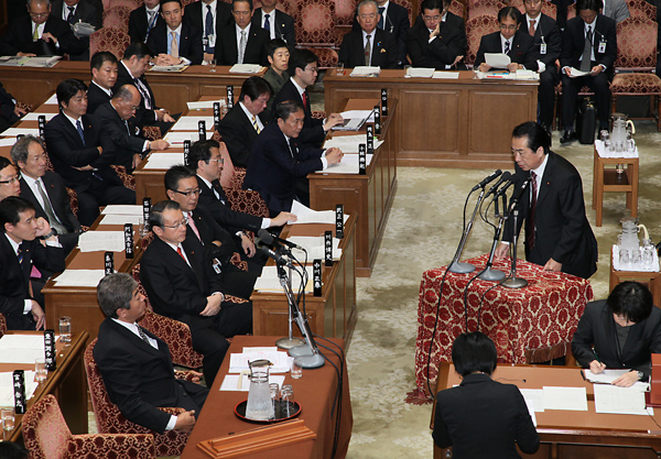 衆議院予算委員会で答弁する菅総理１