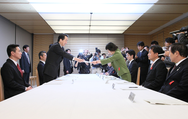 北方領土返還に関する要望書の手交を受ける菅総理