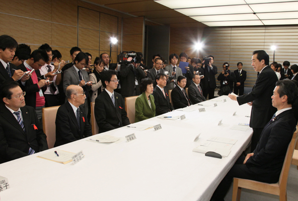 北方領土返還促進に関する政府要請であいさつする菅総理