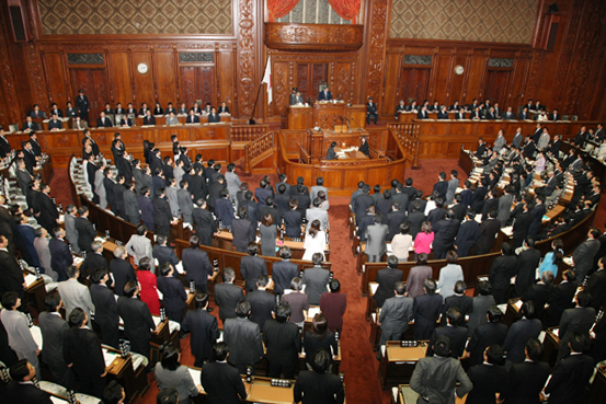 衆議院本会議で平成２２年度補正予算案が可決された写真１