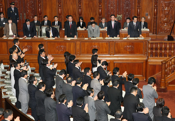 衆議院本会議で平成２２年度補正予算案が可決された写真２