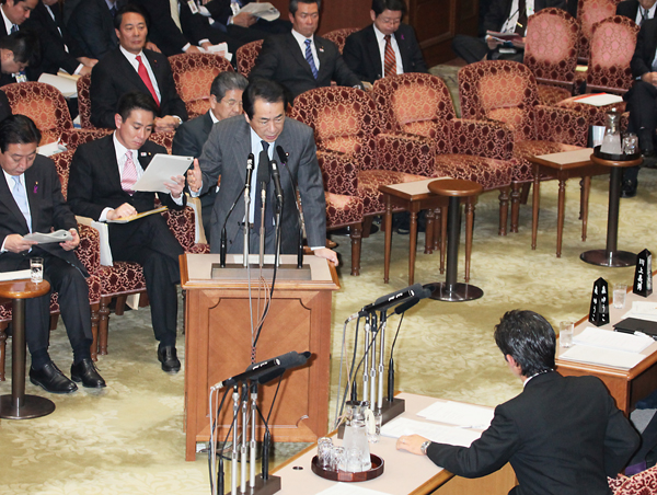 参議院予算委員会で答弁する菅総理１