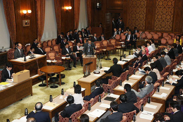 参議院予算委員会で答弁する菅総理３