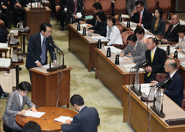 参議院予算委員会で答弁する菅総理１