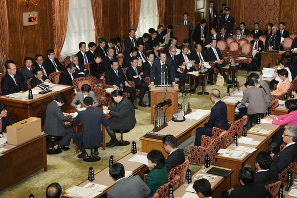 参議院予算委員会で答弁する菅総理３