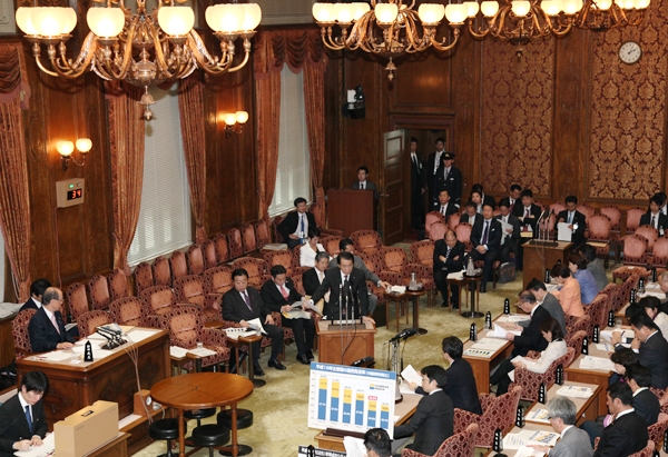 参議院予算委員会で答弁する菅総理３