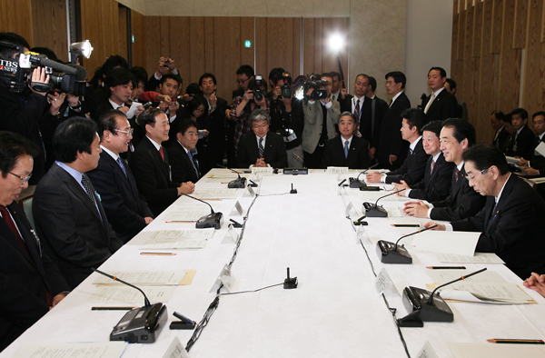 国と地方の協議であいさつする菅総理３