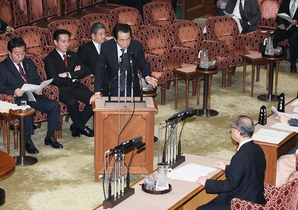 参議院予算委員会で答弁する菅総理１