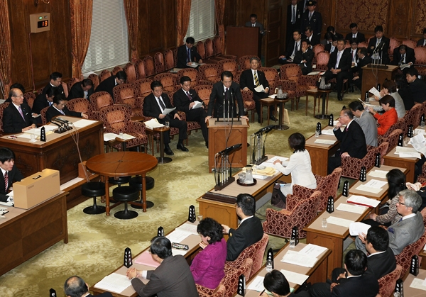 参議院予算委員会で答弁する菅総理３