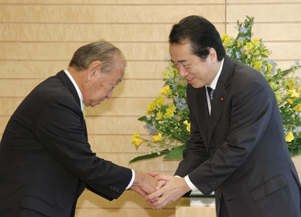 仲井眞沖縄県知事と会談する菅総理１