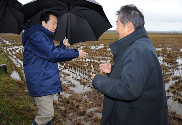 通常の水田を視察する菅総理