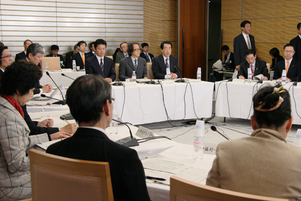 「新しい公共」推進会議であいさつする菅総理２